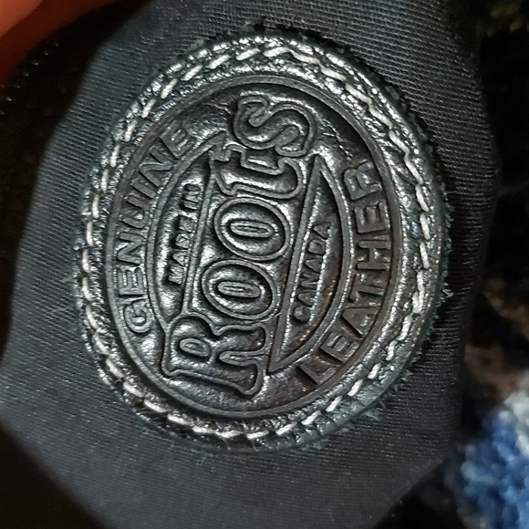 12. ROOTS VINTAGE LEATHER BUCKET CROSSBODY BAG! - Picture 2 of 7